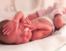 Imagen de un bebé prematuro en incubadora