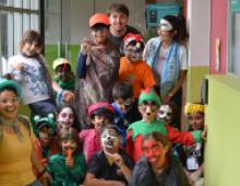 Grupo de niñas y niños con docentes del Instituto de Psicología, Educación y desarrollo Humano que llevan a cabo el Espacio de cuidado