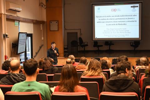 Deigo Cuevasanta presentando su tesis de doctorado